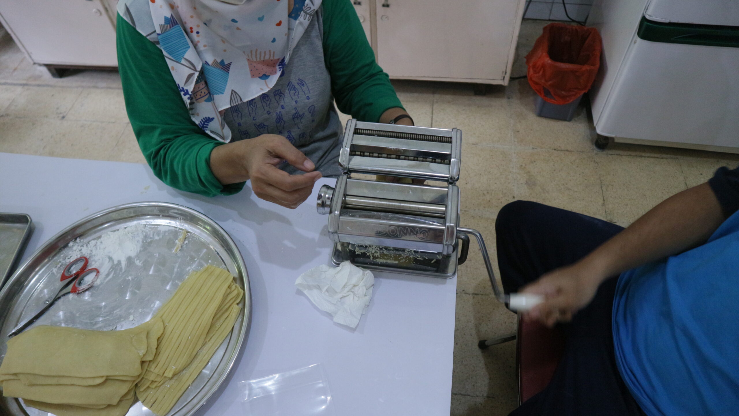 Adonan cheese stick yang dipipihkan lanjut digiling menjadi lembaran, (dok.pribadi/Iglo Montana).