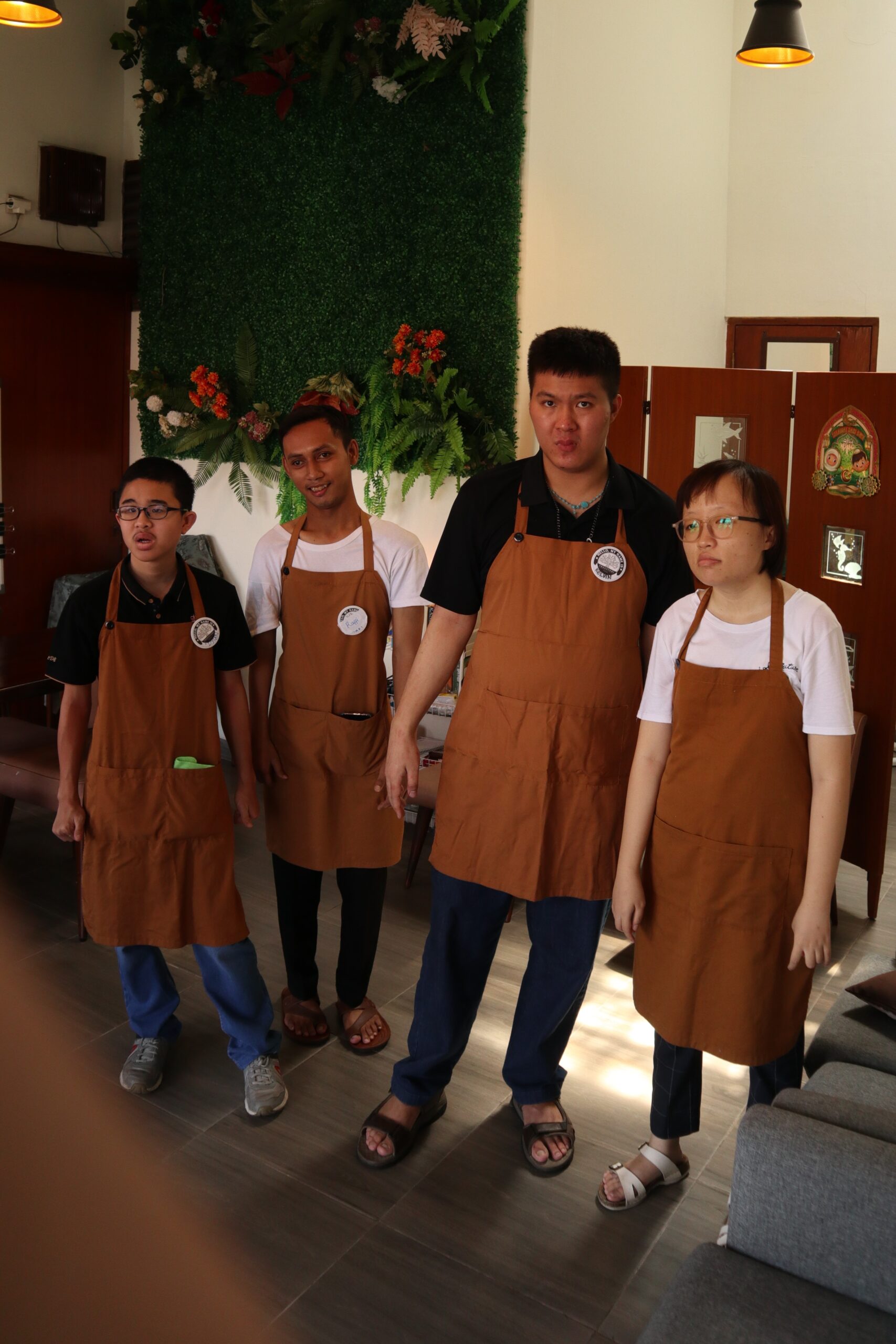 Empat Barista Hebat Treestori yaitu Dylan (kiri), Raffi (kiri tengah), Kelvin (tengah kanan), Jean (kanan) bersiap menyapa pembeli, (dok/pribadi/Iglo Montana).