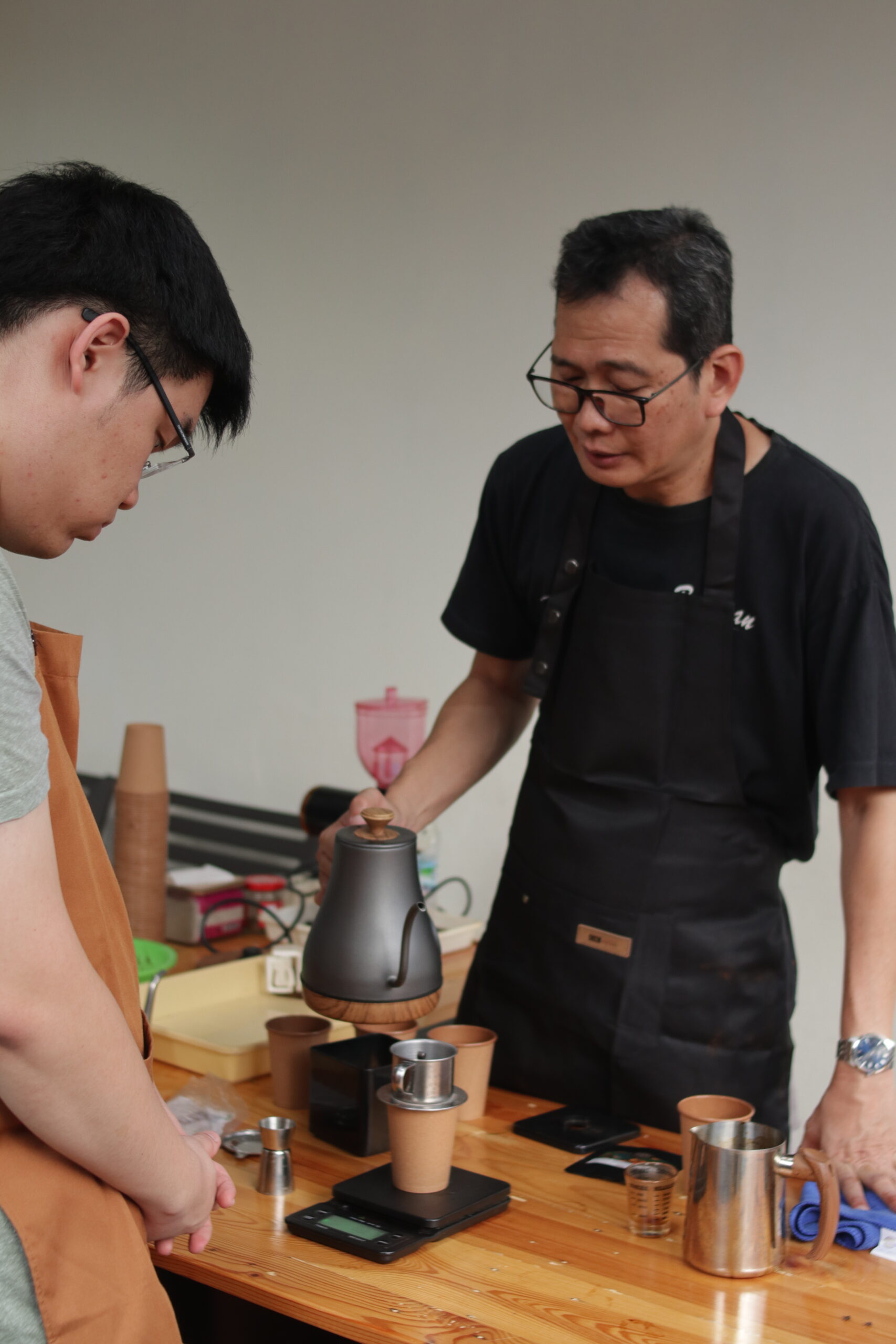 Owen (kiri) barista Hebat Treestori sedang belajar teknik cold brew V60 dengan Pak Frans selaku trainer-nya, (dok.pribadi/Iglo Montana).