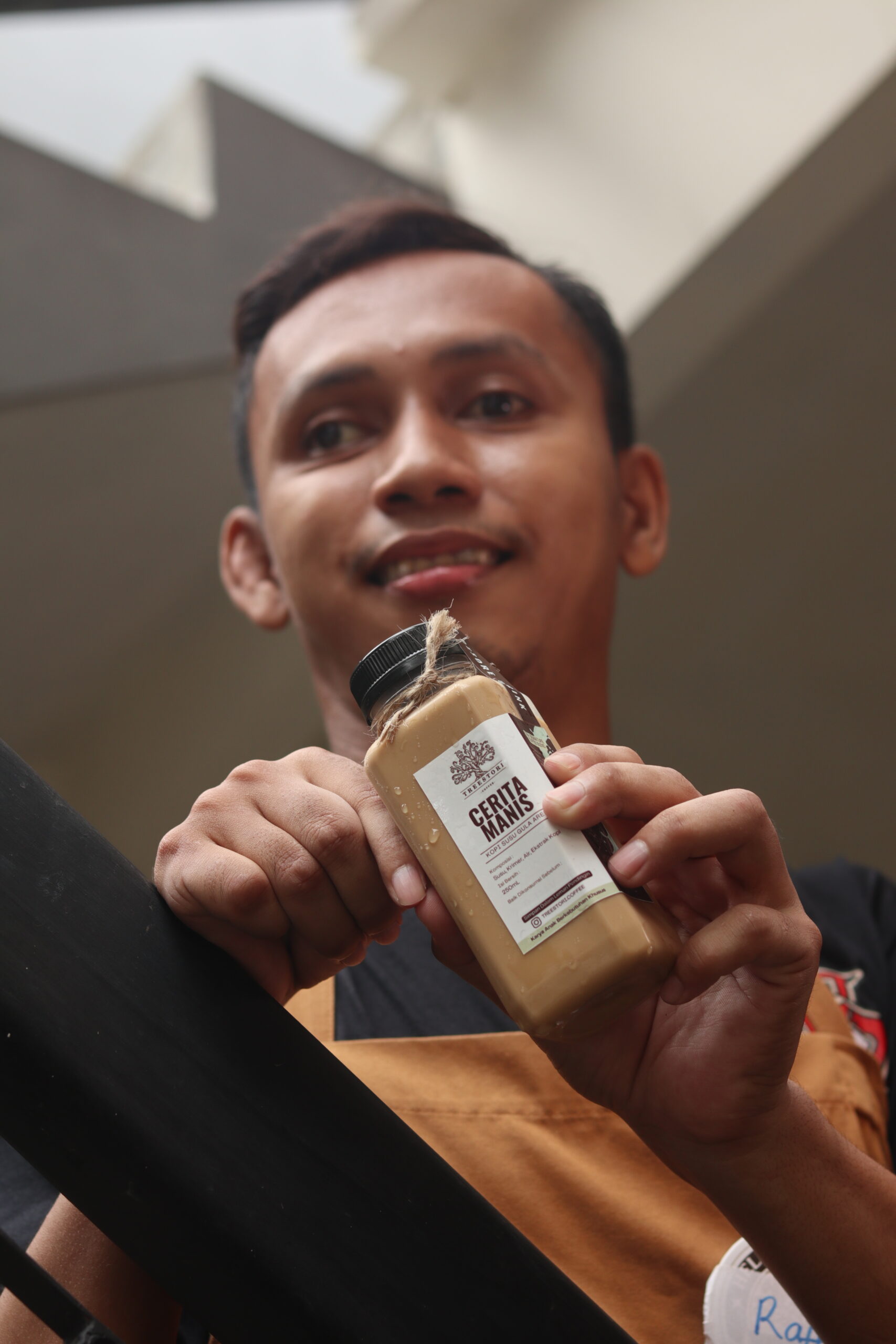 Raffi mempromosikan kemasan produk "Cerita Manis" 250 ml, (dok.khusus/Julio Gayus).