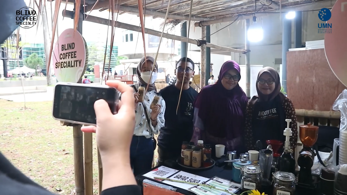 Aryani berfoto bersama dengan pengunjung booth Blind Coffee Specialty, (dok.pribadi/Iglo Montana).