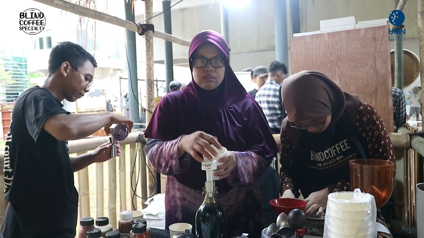 Aryani (tengah) sedang meracik kopi V60 bersama teman barista Blind Coffee , (dok.pribadi/Iglo Montana)