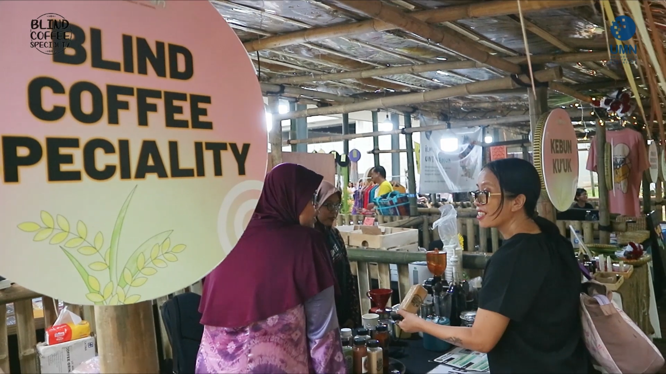 Aryani menyapa pembeli yang sedang menunggu kopi V60-nya., (dok.pribadi/Iglo Montana).